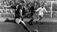 Ladislau Kubala, jugador, FC Barcelona Picture of Ladislau Kubala about to take a shot on goal