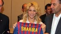 Shakira amb la samarreta del Barça, juntament amb Ramon Pont i Jordi Bartomeu