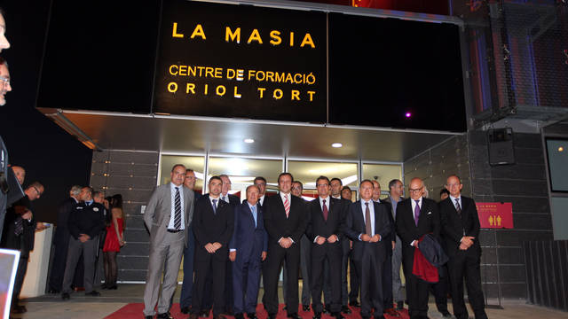 El president Sandro Rosell, amb algunes de les personalitats que van inaugurar la Nova Masia. FOTO: MIGUEL RUIZ (FCB).