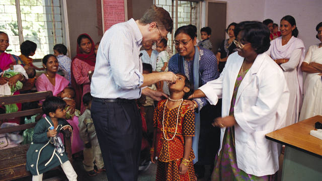 Bill Gates visits FC Barcelona Foundation projects in India.