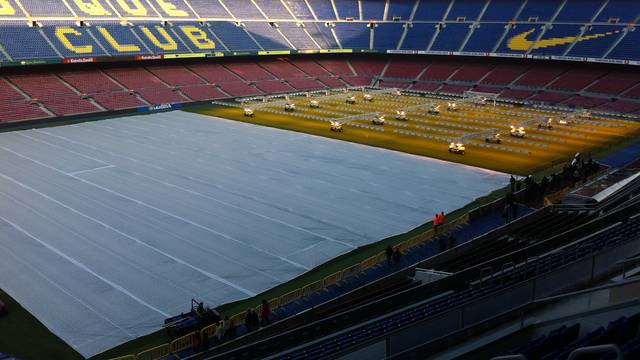 La manta térmica, sobre el césped del Camp Nou / FOTO: FCB