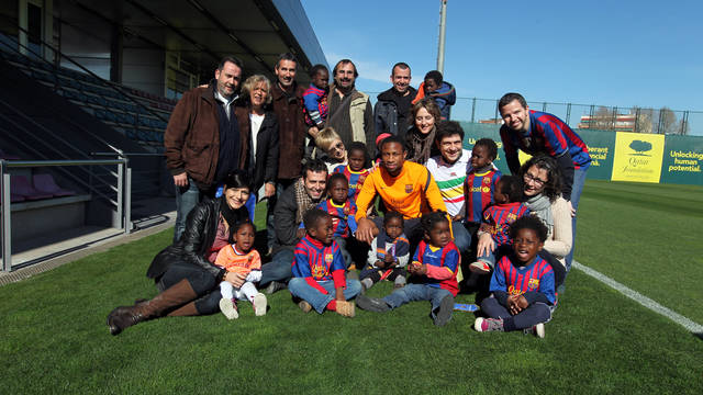 Keita, com los nios malienses y sus familias. Foto: MIGUEL RUIZ / FCB