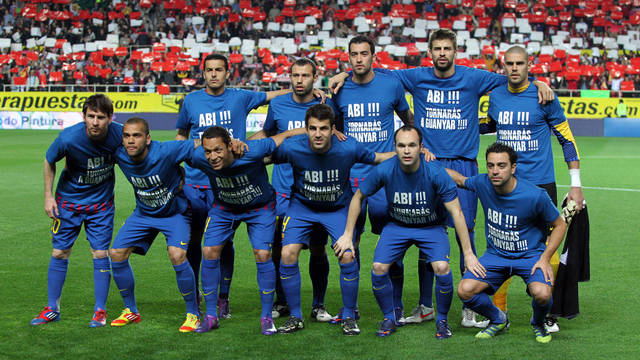 Los jugadores azulgranas muestran su apoyo a Abidal / FOTO: Miguel Ruiz - FCB