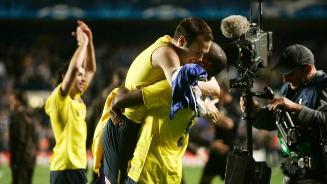 Eto'o hugs Iniesta after the final whistle at Stamford Bridge (2009). PHOTO: MIGUEL RUIZ-FCB.