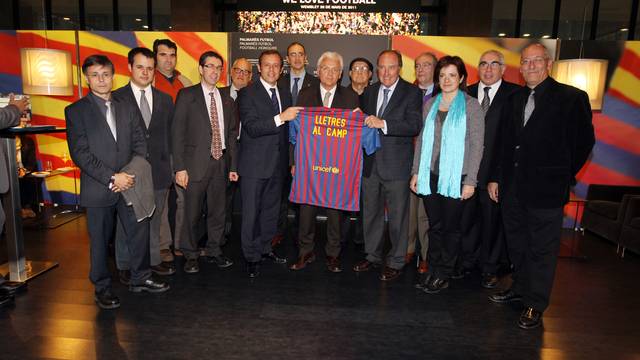 Sandro Rosell, a la llotja del Camp Nou amb els onze escriptors que formen part de l’alineació d’enguany de la campanya ‘Lletres, al camp!’ / FOTO: MIGUEL RUIZ - FCB