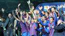 L'equip celebra la victòria al Mundial de Clubs / FOTO: ARXIU FCB