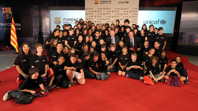 Ramon Pont, vicepresident de la Fundació FC Barcelona, Anthony Lake, director executiu de l'Unicef, Marc Bartra i setanta-cinc joves del CEIP Pegaso de Barcelona / FOTO: MIGUEL RUIZ - FCB