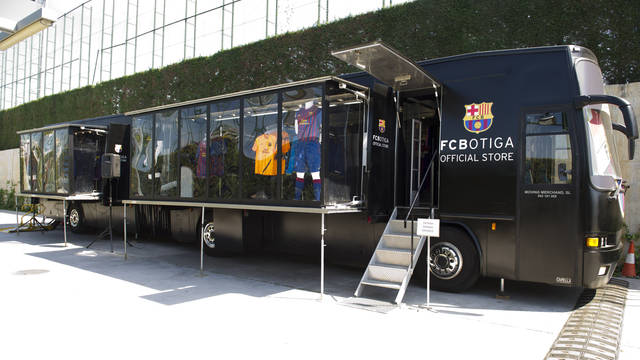 The FCBotiga Mobile Bus at the Ciutat Esportiva / PHOTO: ÀLEX CAPARRÓS - FCB