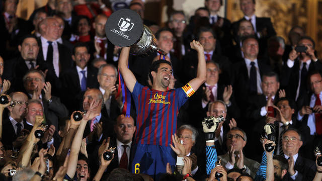 Xavi with the King's Cup at the Calderón / PHOTO: ARXIU FCB