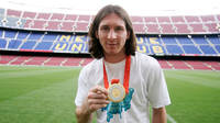 Messi, at the Camp Nou, with the Gold Medal he won in the Beijing Olympic Games in 2008 / PHOTO: ARXIU FCB