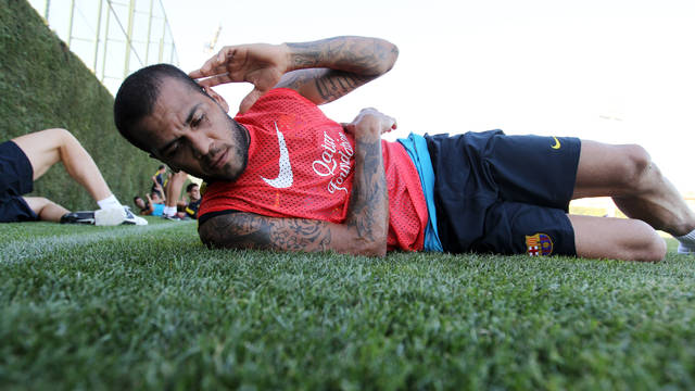 Dani Alves during today's training session / PHOTO: MIGUEL RUIZ - FCB