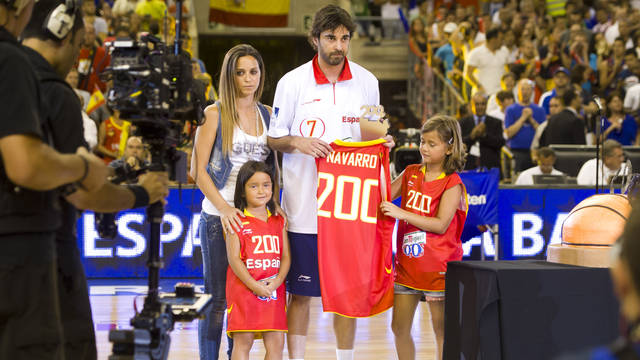 Navarro with his wife and daughter / PHOTO: ÀLEX CAPARRÓS - FCB
