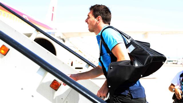 Messi, pujant a l'avió / FOTO: MIGUEL RUIZ-FCB