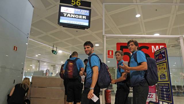 El equipo, en el aeropuerto / FOTO: MIGUEL RUIZ-FCB