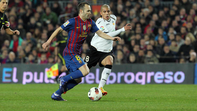 Iniesta, contra el València / FOTO: ARXIU FCB