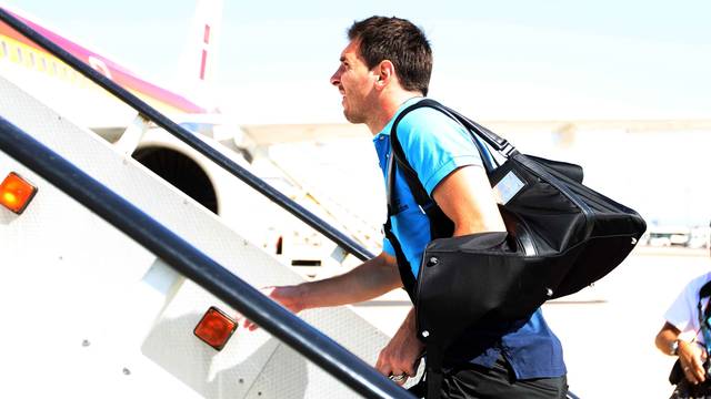 Messi, subiendo al avión / FOTO: ARCHIVO FCB