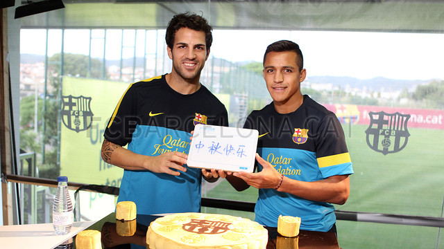 Cesc Fàbregas i Alexis Sánchez amb el tradicional Pastís de Lluna xinès / FOTO: MIGUEL RUIZ