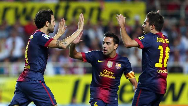 Cesc celebra con Xavi y Jordi Alba el gol en Sevilla / FOTO: MIGUEL RUIZ - FCB