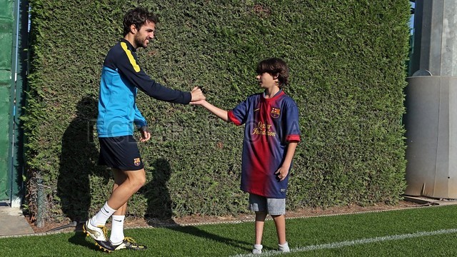 Squad thrilled to meet Gabriel / PHOTO: MIGUEL RUIZ - FCB