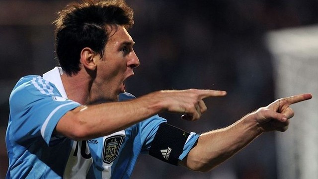Messi with Argentina squad / PHOTO: FIFA.COM