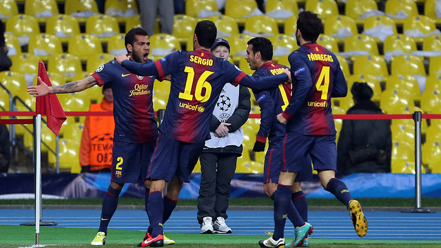 Alves i els seus companys celebren el primer gol a Moscou. FOTO: MIGUEL RUIZ-FCB.