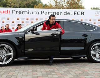 Xavi Hernández amb el nou vehicle que Audi li ha fet entrega / FOTO: MIGUEL RUIZ - FCB
