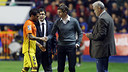 Dani Alves parla amb Tito Vilanova després de lesionar-se al Ciutat de València / FOTO: MIGUEL RUIZ - FCB