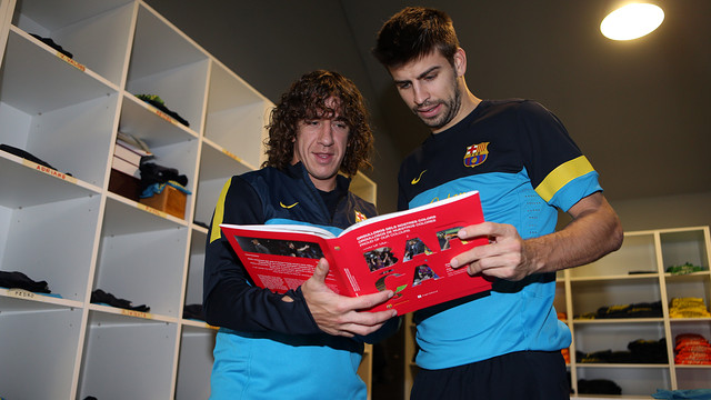 Gerard Piqué and Carles Puyol reading the book 'Barça. Orgullosos dels nostres colors' / FOTO: MIGUEL RUIZ - FCB