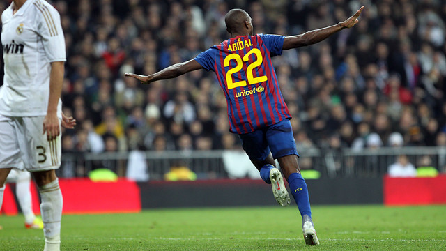 Éric Abidal celebra el seu gol al Santiago Bernabéu / FOTO: MIGUEL RUIZ-FCB