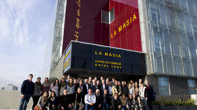 La delegación azulgrana se hizo una foto de familia en la Masía antes de iniciar la visita. FOTO: ÀLEX CAPARRÓS / FCB La delegación azulgrana se hizo una foto de familia en la Masía antes de iniciar la visita. FOTO: ÀLEX CAPARRÓS / FCB