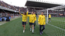 Puyol, Cesc i Pedro saluden el públic del Miniestadi, el gener de 2012 / FOTO: ARXIU FCB 