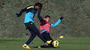 Song i Dos Santos, durant un entrenament. FOTO: MIGUEL RUIZ - FCB