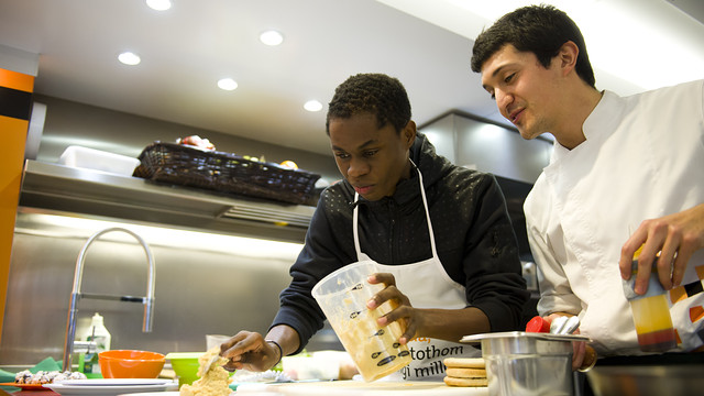 Los jóvenes deportistas han aprendido a hacer de cocineros / FOTO: ÀLEX CAPARRÓS - FCB Los jóvenes deportistas han aprendido a hacer de cocineros / FOTO: ÀLEX CAPARRÓS - FCB