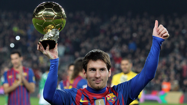Leo Messi, oferint a l'afició del Camp Nou la FIFA Pilota d'Or de l'any passat / FOTO: MIGUEL RUIZ - FCB