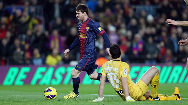 Messi se'n va d'Andrés (Osasuna) amb la mirada. FOTO: MIGUEL RUIZ-FCB.