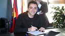 Xavi Hernández signs through 2016