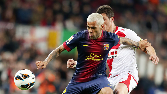 Alves showed off his new haircut at the Camp Nou / PHOTO: MIGUEL RUIZ-FCB