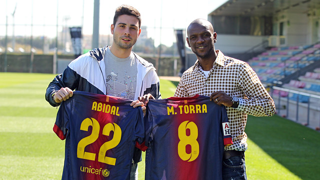Abidal receives the roller hockey shirt from Torra/ PHOTO: MIGUEL RUIZ - FCB