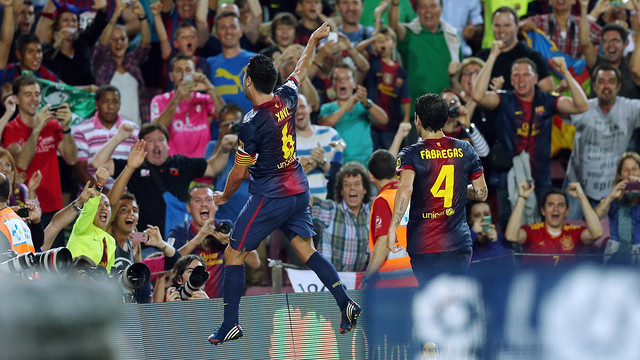 Xavi and Cesc celebrate a goal at the Camp Nou / PHOTO: ARXIU FCB