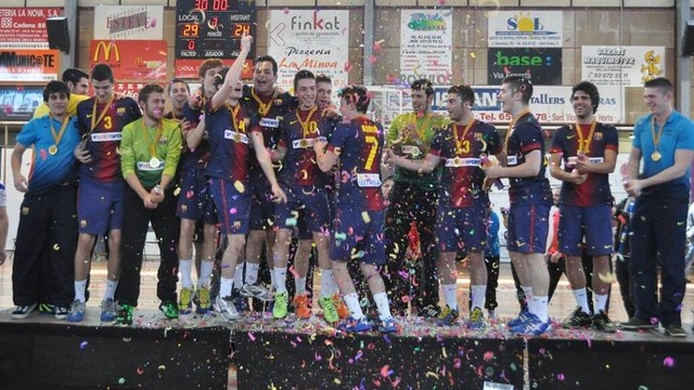 El juvenil celebrando el título / FOTO:Handbol Sant Vicenç dels Horts El juvenil celebrando el título / FOTO:Handbol Sant Vicenç dels Horts
