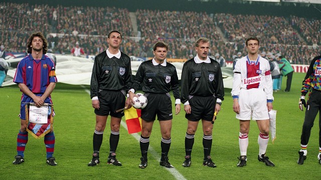 Bakero and Roche, before the game between Barça and PSG in 1995 / PHOTO: ARCHIVE FCB