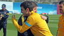 Cesc being congratulated by Jordi Roura at training today / PHOTO: MIGUEL RUIZ – FCB