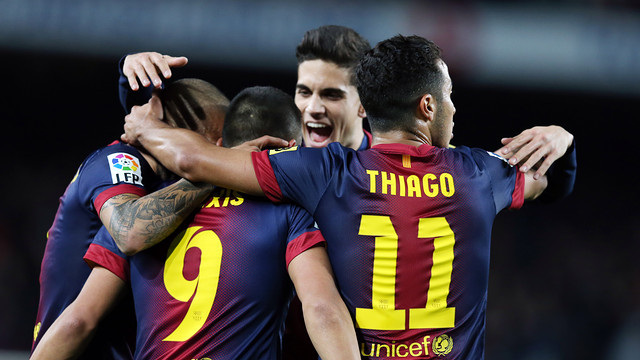 Alexis, Alves, Thiago i Bartra celebren un gol contra el Mallorca / FOTO: ARXIU FCB