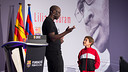 Thuram amb un dels alumnes de l'FCBEscola, durant la sessió. FOTO: GERMÁN PARGA / FCB
