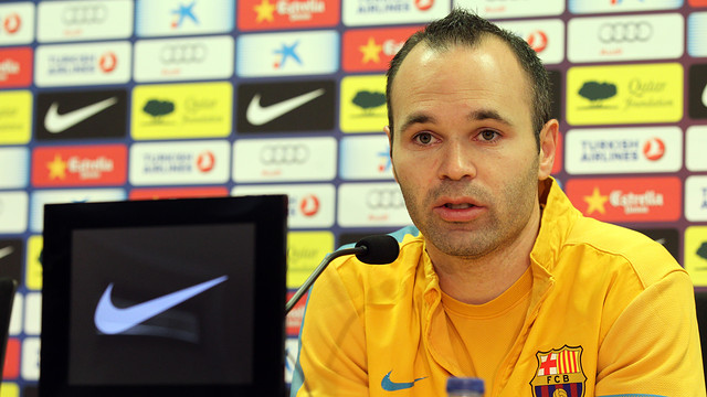 Iniesta, en una roda de premsa / FOTO: ARXIU FCB