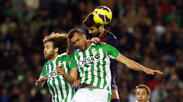 Piqué, al camp del Betis. FOTO: MIGUEL RUIZ-FCB.