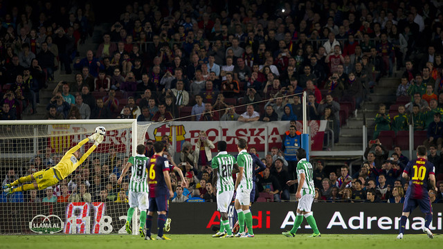 Golazo de falta de Messi contra el Betis / FOTO: ÀLEX CAPARRÓS-FCB