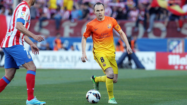 Iniesta in a league match against Atlético Madrid / PHOTO: MIGUEL RUIZ - FCB