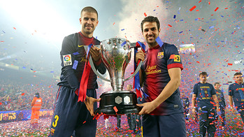 Piqué y Cesc, con el título de Liga / FOTO: MIGUEL RUIZ - FCB