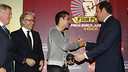 Xavi with Sandro Rosell receiving the trophy / PHOTO: MIGUEL RUIZ - FCB